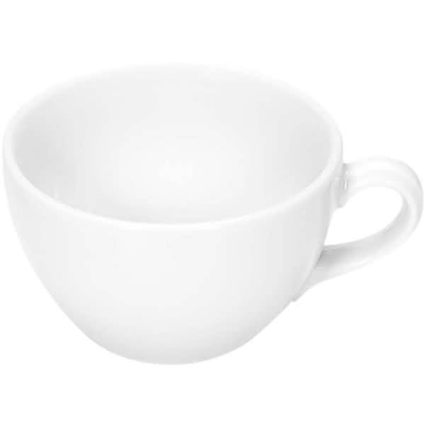 Weiße Keramiktasse mit Henkel auf neutralem weißem Hintergrund, leer und aus leicht schräger Perspektive betrachtet.