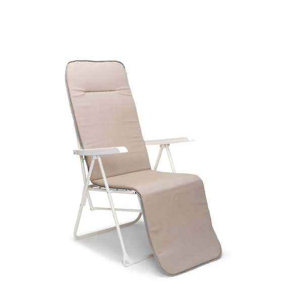 Beiger gepolsterter Liege-Relaxsessel mit weißem Metallrahmen und Armlehnen auf einfachem weißem Hintergrund.