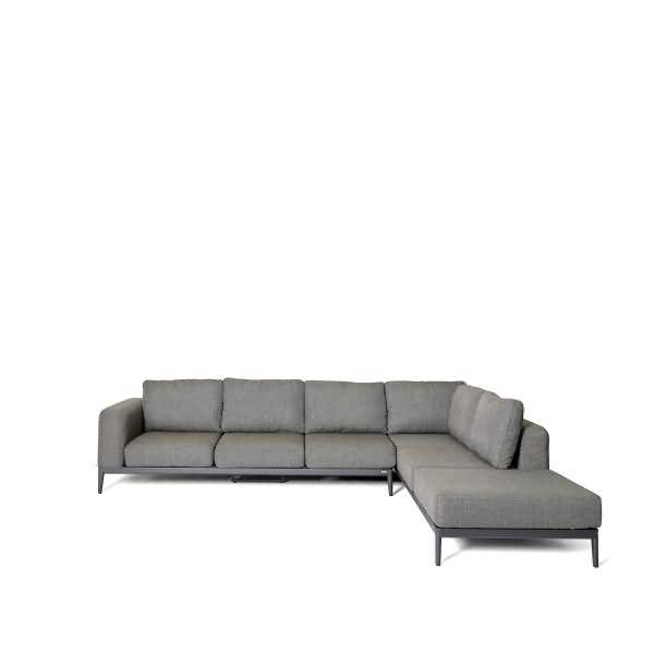 Graues Ecksofa mit Chaiselongue, gezeigt auf weißem Hintergrund.