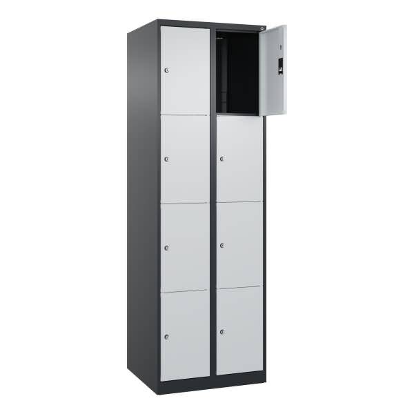 Hoher grauer Metallspindschrank mit mehreren Fächern, eine obere Tür steht offen und gibt einen dunklen Innenraum frei.