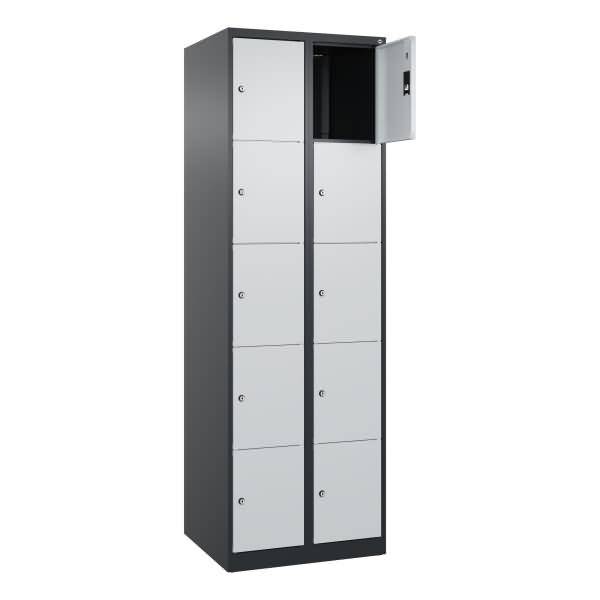 Hoher Metallschrankschrank mit mehreren kleinen Türen, ein oberes Fach offen, isoliert auf weißem Hintergrund.