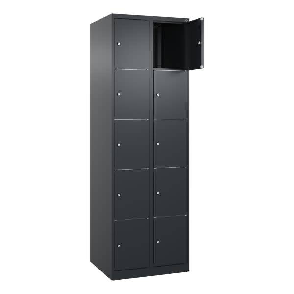 Ein hohes dunkelgraues Metallspindschrank mit mehreren kleinen Türen, eine Tür oben rechts ist geöffnet und zeigt ein leeres Fach.