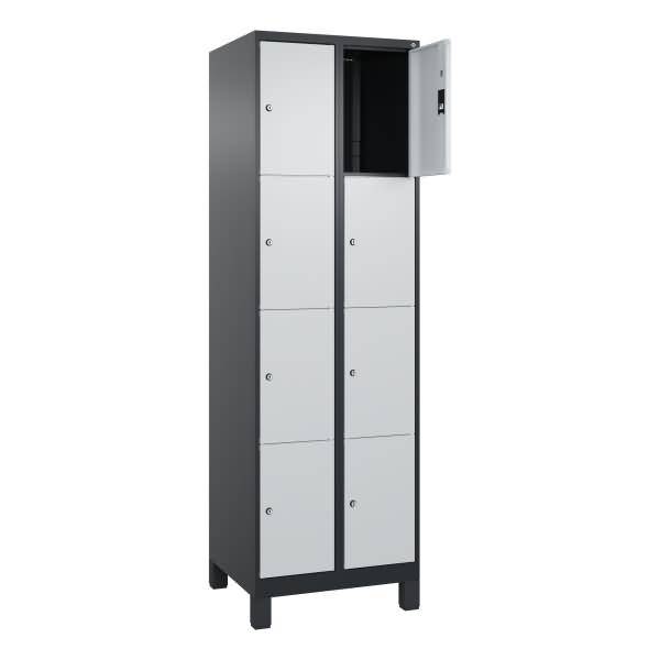 Hoher grauer Metallspindschrank mit mehreren Fachabteilungstüren, eine obere Tür offen, auf weißem Hintergrund dargestellt.