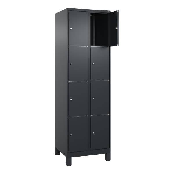 Schwarzer viertüriger Metallspindschrank, wobei die oben rechts gelegene Tür offen steht und ein leeres Fach zeigt.