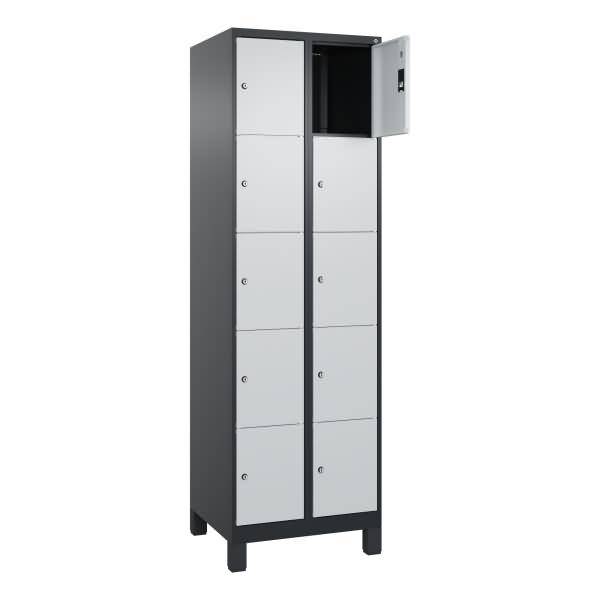Ein großes graues Metallspindenschrank mit mehreren Türen, wobei eine Tür oben rechts offen ist und ein leeres Fach zeigt.