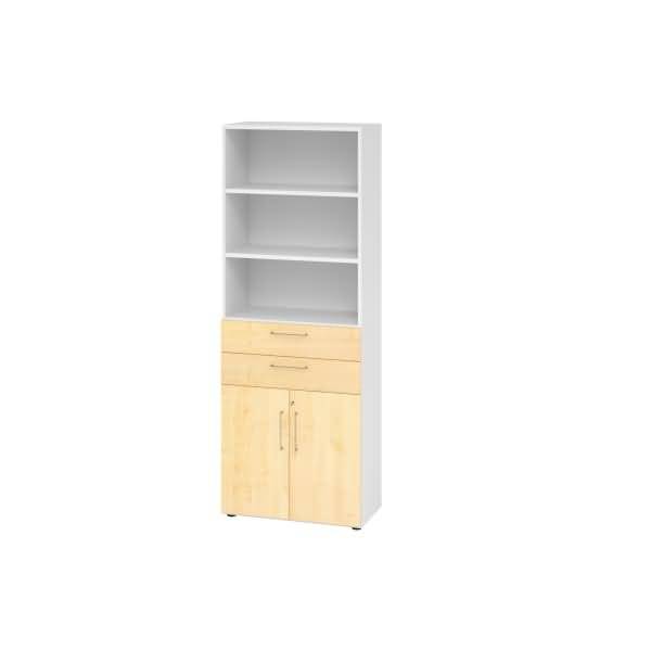 Hohes Schrank aus hellem Holz mit drei offenen Regalen, zwei Schubladen und zwei unteren Türen auf weißem Hintergrund.