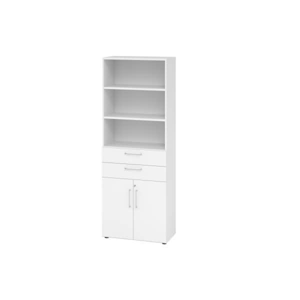 Weißer hoher Lagerschrank mit drei offenen Regalen, zwei Schubladen und zwei unteren Türen vor einem einfachen Hintergrund.