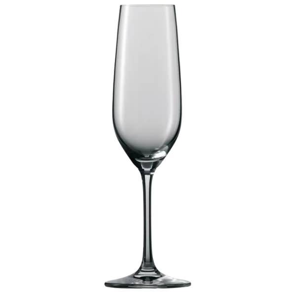 Ein einzelnes leeres Champagneglas aufrecht auf weißem Hintergrund stehend.