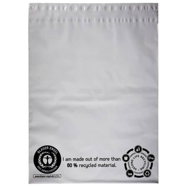 Weißer Versandbeutel mit Öko-Labeln und Text mit der Aufschrift „Ich bestehe zu mehr als 80 % aus recyceltem Material.