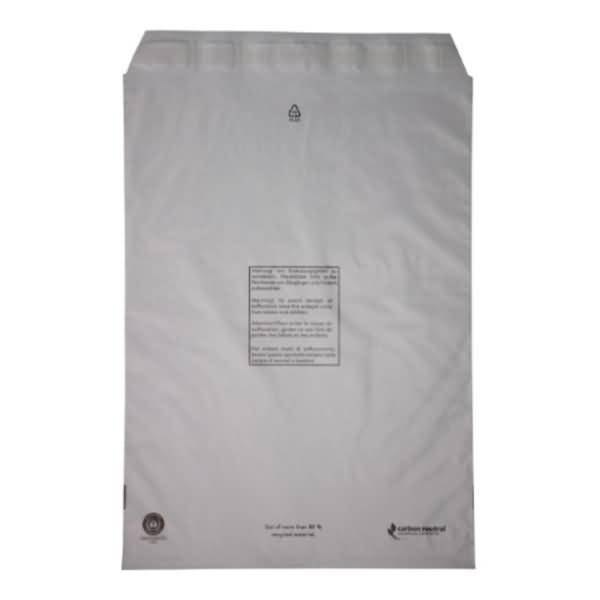 Grauer Standard-Versandumschlag oder Dokumententasche mit einem kleinen gedruckten Etikett und Logos in der Nähe des unteren Bereichs.