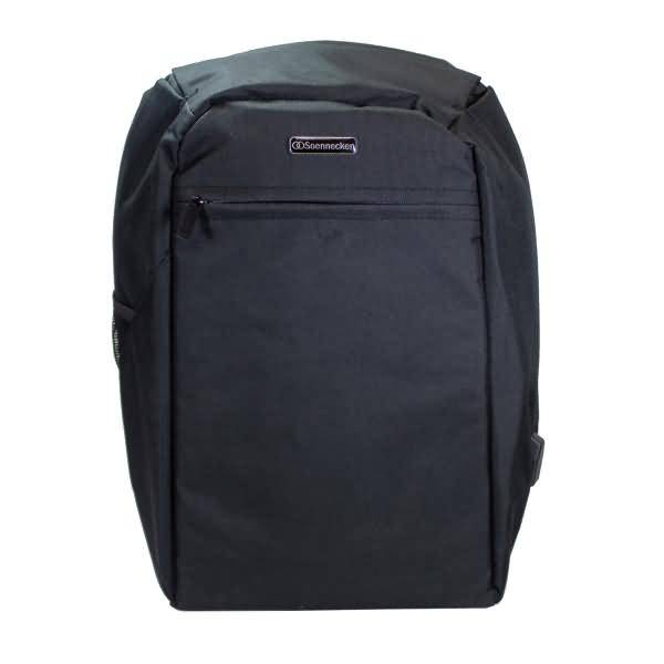Schwarzer Rucksack mit einer vorderen Reißverschlusstasche, vor einem einfachen weißen Hintergrund gezeigt.