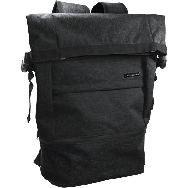 Schwarzer Rucksack mit Rolltop und gepolsterten Schultergurten sowie Seitenschnallen, auf weißem Hintergrund abgebildet.
