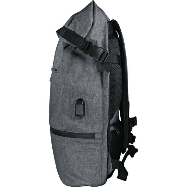 Grauer Rucksack mit Rolltop-Verschluss, in Seitenansicht gezeigt, mit schwarzen Schultergurten und Mesh-Rückenpanel auf weißem Hintergrund.