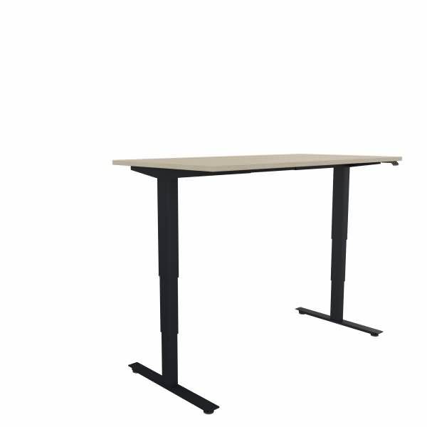 Höhenverstellbarer Schreibtisch mit beigefarbiger rechteckiger Tischplatte und schwarzen Metallbeinen auf weißem Hintergrund.