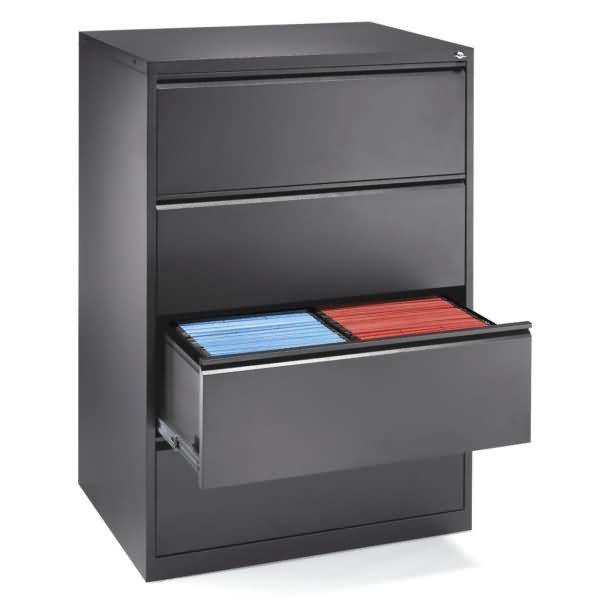 Schwarzer Metallaktenschrank mit einer offenen unteren Schublade, die blaue und rote Hängemappen zeigt.