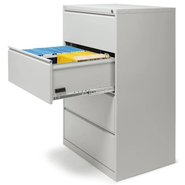 Offener grauer Aktenschrank mit einer ausgefahrenen Schublade, die hängende Ordnermappen im Inneren zeigt.