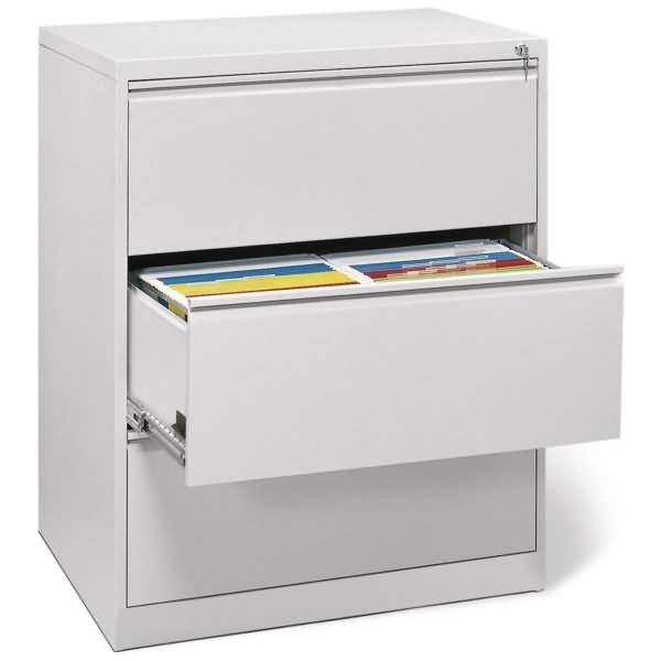 Weißer Metallaktenschrank mit geöffneter Schublade, in der hängende Ordner zu sehen sind.