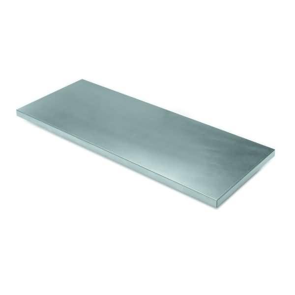 Flaches rechteckiges Metallblech auf weißem Hintergrund, in Perspektive dargestellt.