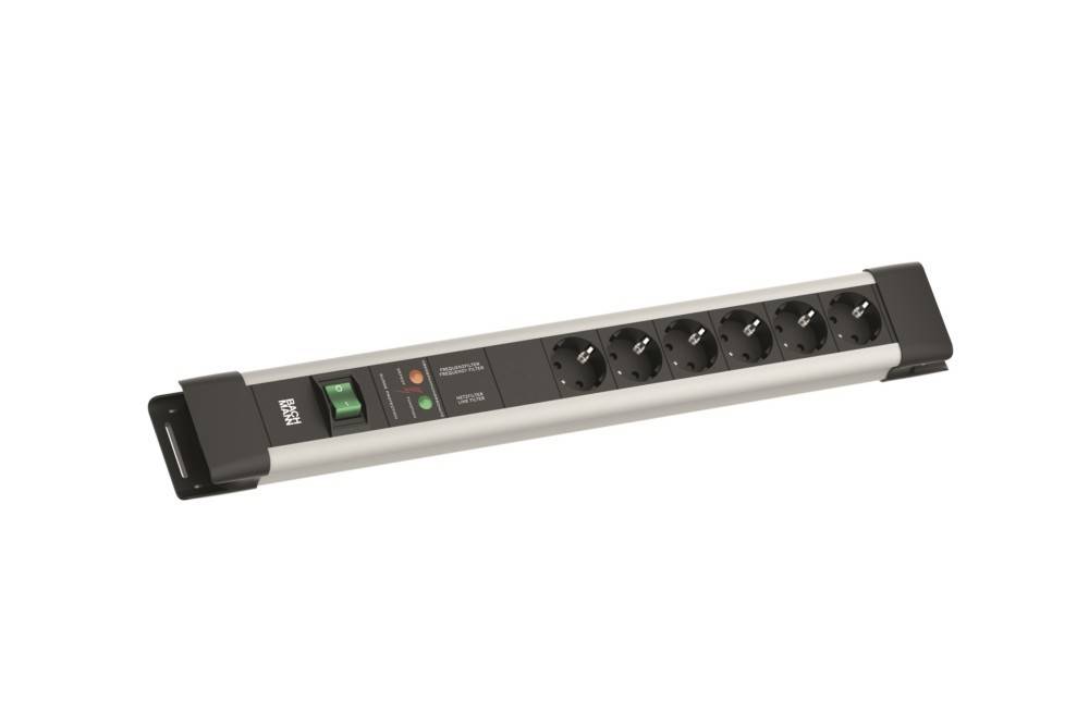 Ein Steckerleiste mit sechs Steckdosen und einem Schalter. Eine Steckdose ist für geschützte Geräte vorgesehen. Sie ist entwickelt, um mehrere elektronische Geräte sicher zu verbinden.