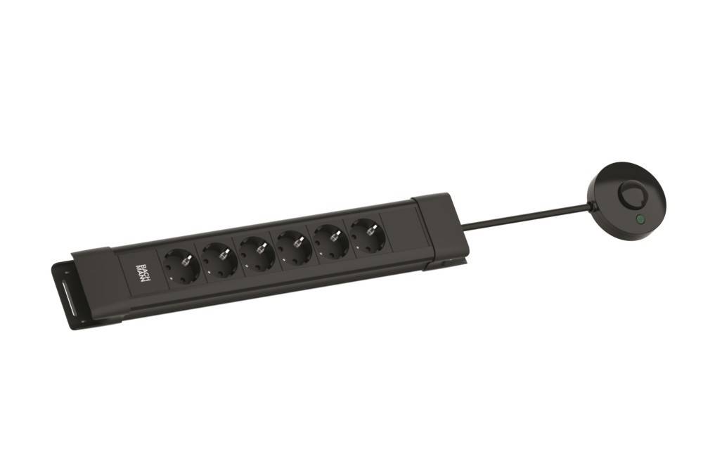 Ein schwarzes Steckdosenleiste mit sechs europäischen Steckdosen und einem Kabel, das von der rechten Seite herausragt, auf einem weißen Hintergrund.