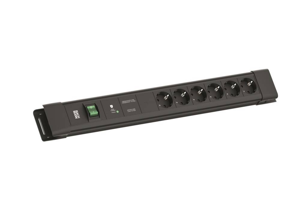 Eine schwarze Steckdosenleiste mit acht Anschlüssen, einem grünen Ein-/Ausschalter und einem Schutzschalter-Knopf, entwickelt für Elektronikgeräte und Haushaltsgeräte.