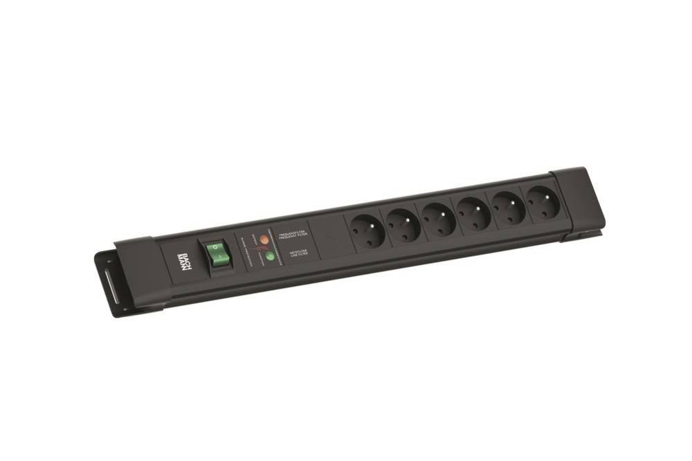 Mehrfachsteckdose mit sechs Anschlüssen, einem Ein-/Aus-Schalter, Überspannungsschutz-Anzeige und schwarzer Gehäusefarbe, verwendet zur Verteilung von elektrischer Energie.