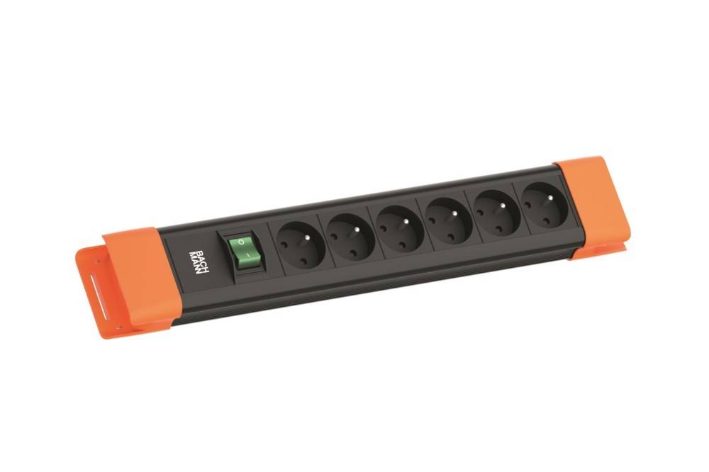 Ein schwarzer und orangefarbener Steckdosenleiste mit fünf EU-Steckdosen und einem grünen Ein-/Aus-Schalter ist zu sehen, der wahrscheinlich zum Anschluss mehrerer elektrischer Geräte dient.