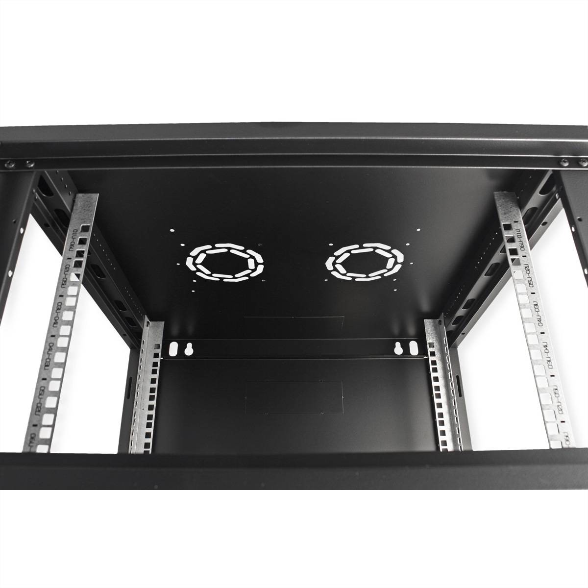 Schwarze Metallserverschrank von unten betrachtet, zeigt leeres Gestell mit vertikalen Schienen und Belüftungslöchern oben.