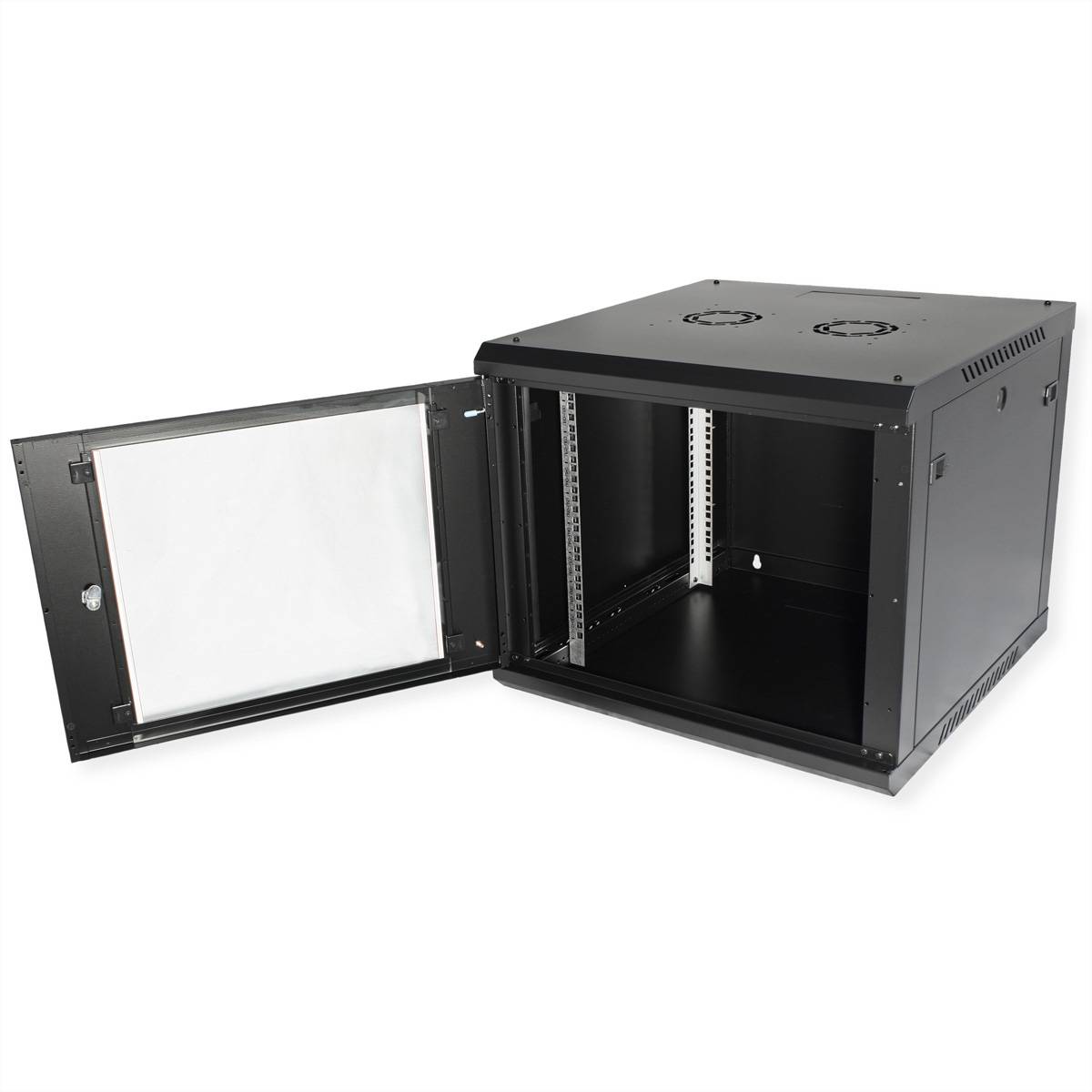 Ein schwarzes, an der Wand montiertes Servergestell mit offener Fronttür, das verstellbare Montageschienen und Öffnungen zur Kabelführung zeigt.