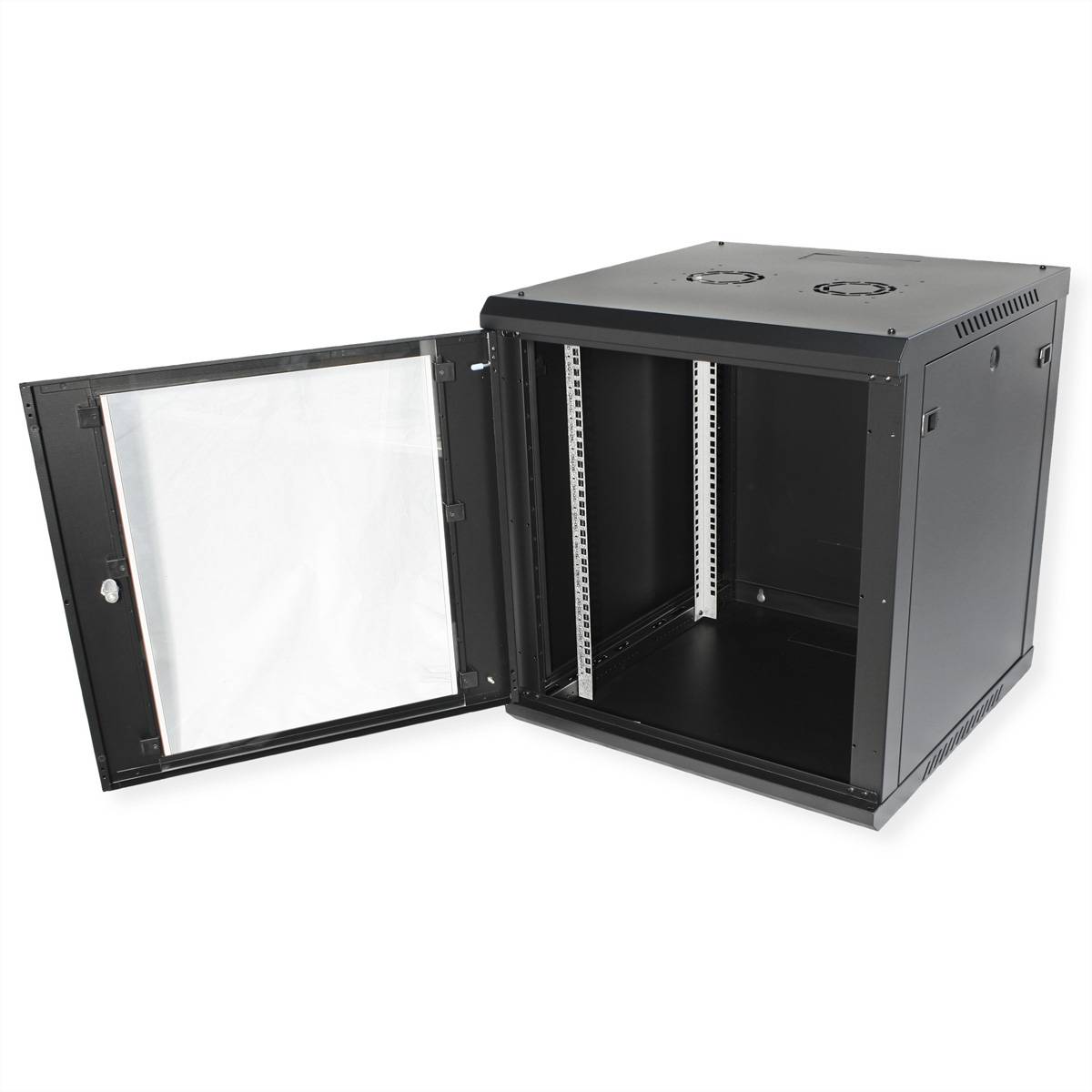 Ein schwarzer Netzwerk-Ausrüstungsschrank mit offener Glastür, die interne Montageschienen für IT-Geräte zeigt.