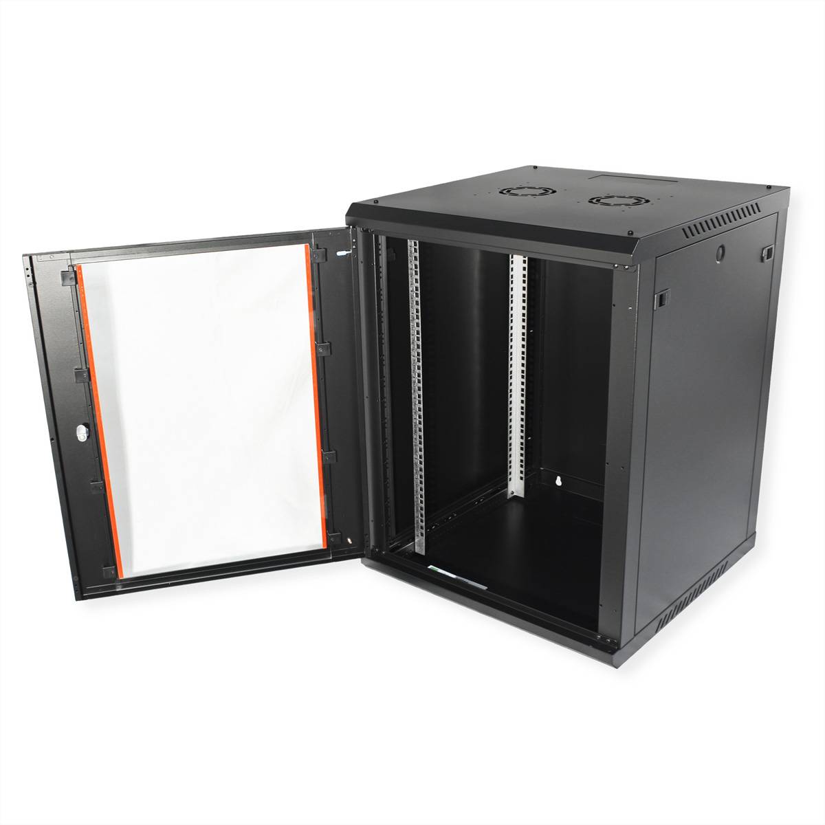 Schwarzes Serverrack mit offener Tür, mit verstellbaren Regalen und Kabelmanagement-Funktionen, geeignet für Netzwerk- oder IT-Ausrüstung.