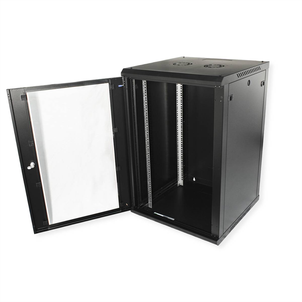Ein offener schwarzer Server-Rack-Schrank mit seitlichen Belüftungslöchern und einer offenen Fronttür, die leere Innengestelle für Netzwerkausrüstung zeigt.