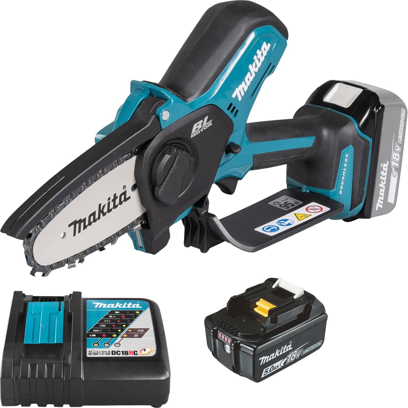 Akku-Elektro-Kettensäge in Blau und Schwarz mit Makita-Branding, gezeigt mit einem Ladegerät und Ersatzakku, geeignet für leichte Schneidaufgaben.