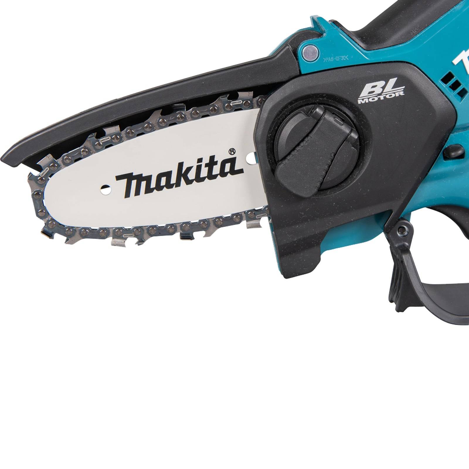 Nahaufnahme einer Makita Akku-Kettensäge, bei der das Markensymbol und die Klingendetails mit Fokus auf das Design und die Bauweise des Werkzeugs hervorgehoben werden.