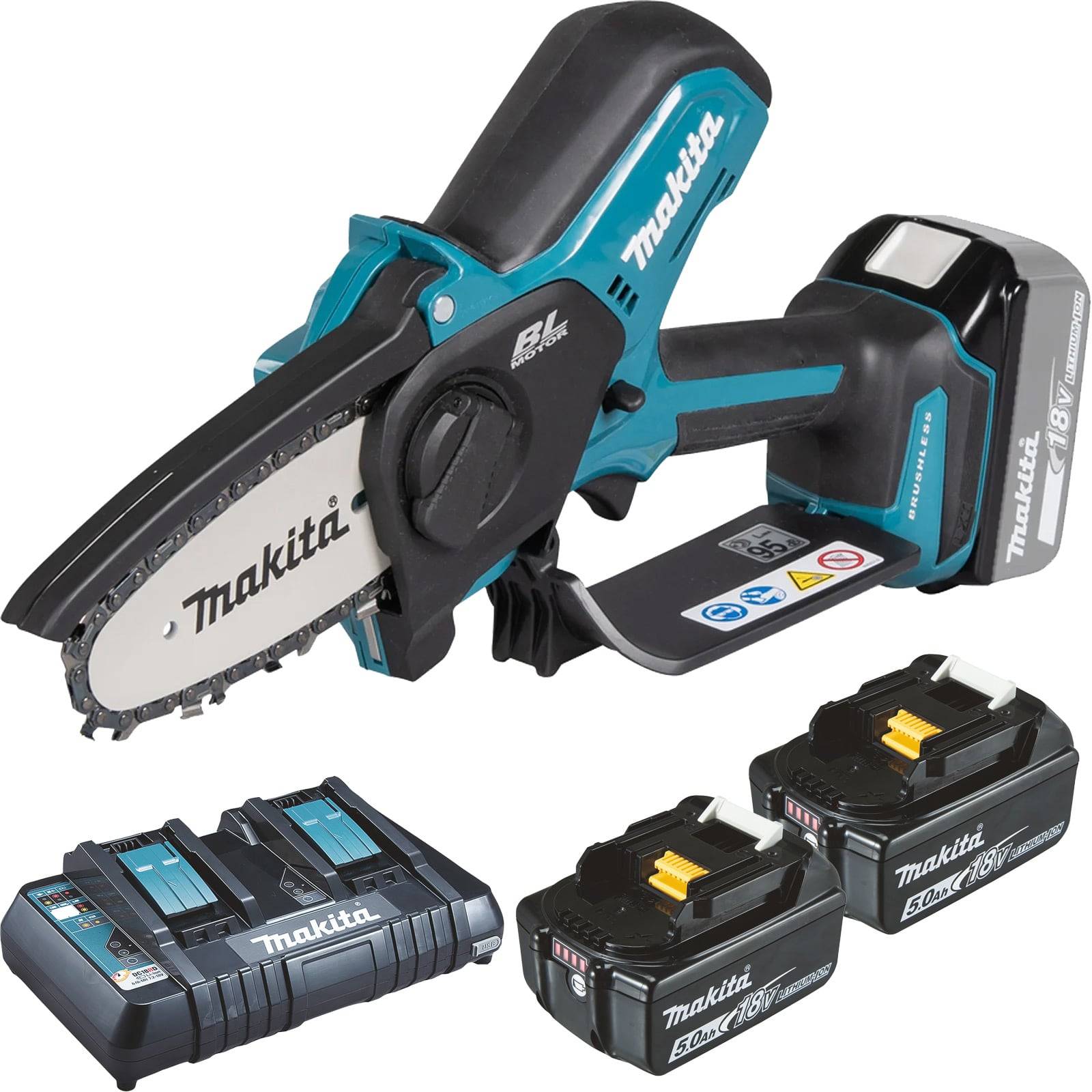 Akku-Kettensäge mit Makita-Branding und zwei wiederaufladbaren Batterien neben einem Doppel-Ladegerät, was Mobilität und Energieunterstützung signalisiert.
