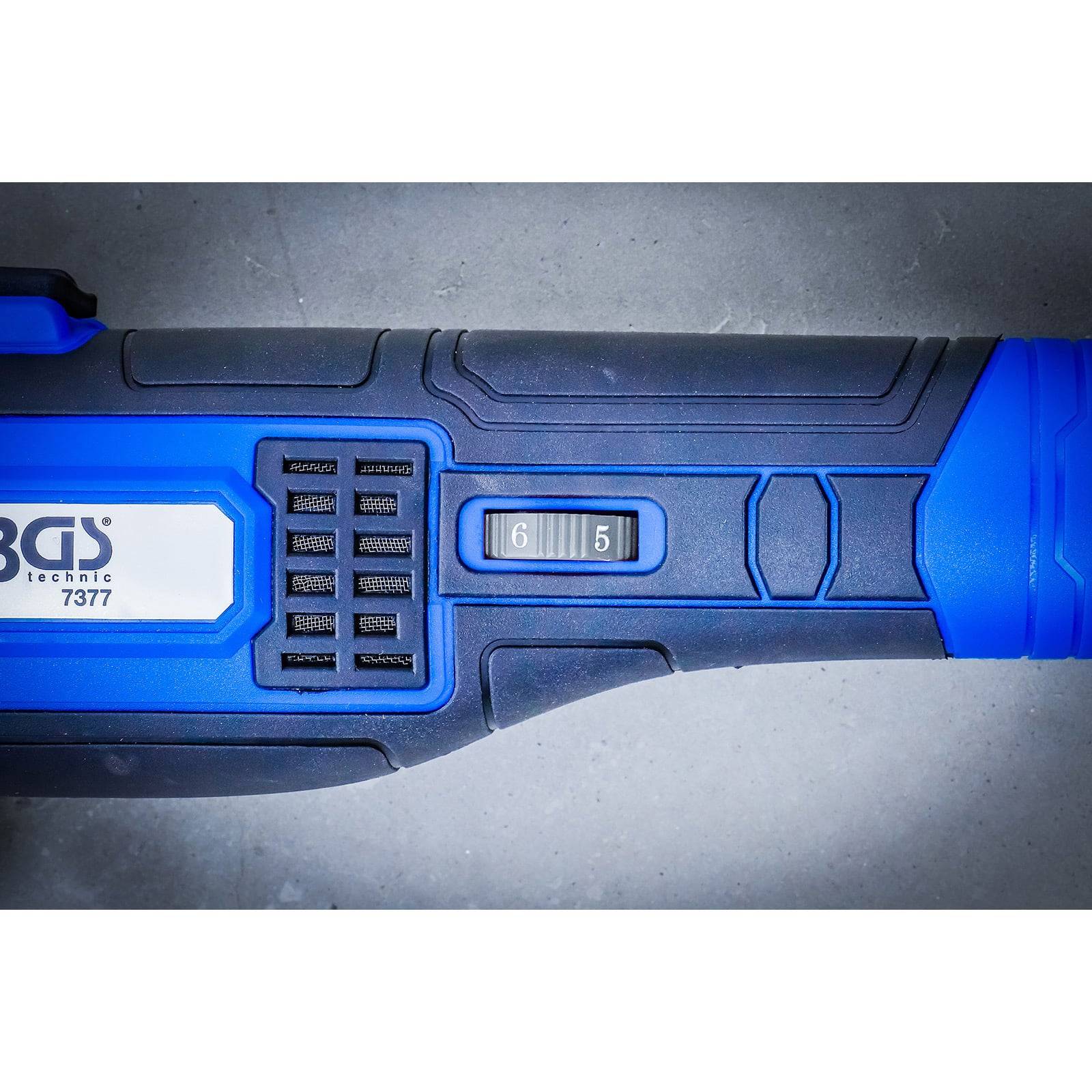 „Eine Nahaufnahme eines Werkzeuggriffs mit einer digitalen Anzeige, die die Zahlen 5 und 6 zeigt, umgeben von einem schwarzen und blauen Gehäuse, beschriftet mit „BGS 7377