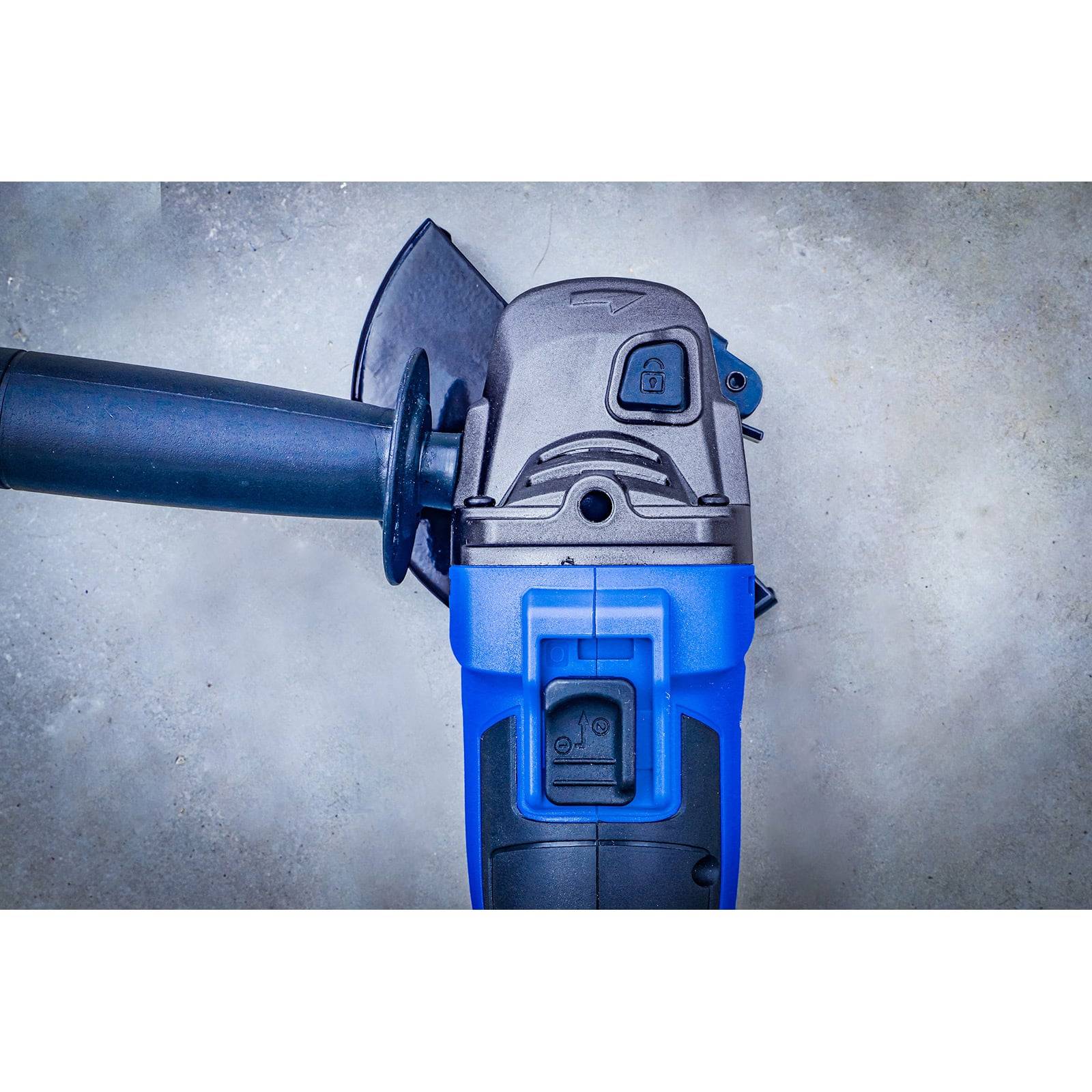 Ein blau-schwarzer Winkelschleifer mit Seitengriff ist auf einer Betonoberfläche positioniert und zeigt seine oberen Steuerungen und Schutzvorrichtung.