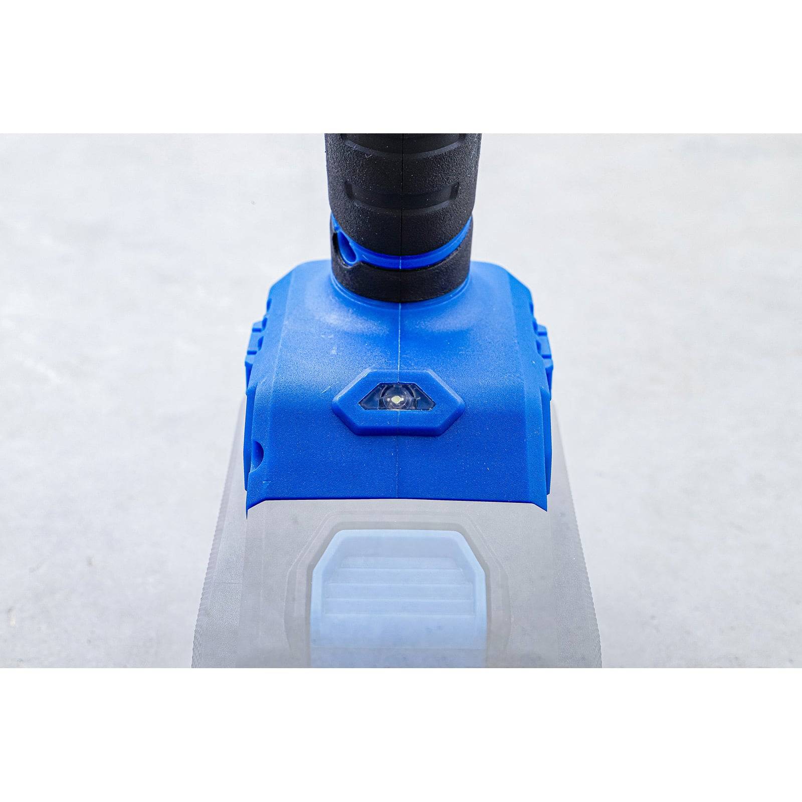 Eine Nahaufnahme eines blauen und schwarzen Reinigungswerkzeugs mit transparentem Sockel auf einem hellgrauen Hintergrund, die sich auf den Griff und die Designdetails konzentriert.