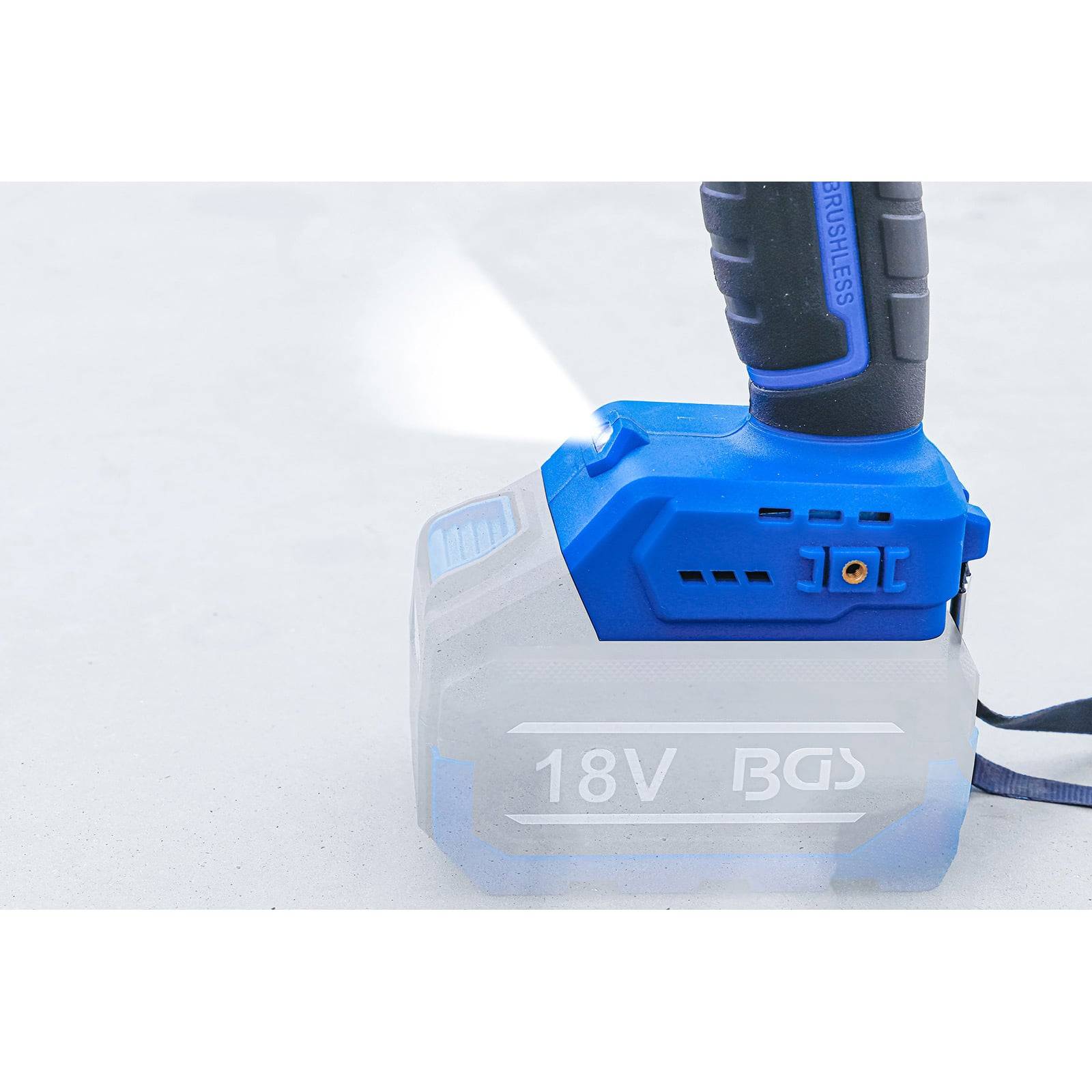 Eine blaue kabellose Powertools mit einer 18-V-Batteriebasis, von der Seite gezeigt, die nach vorne ein helles LED-Licht ausstrahlt.