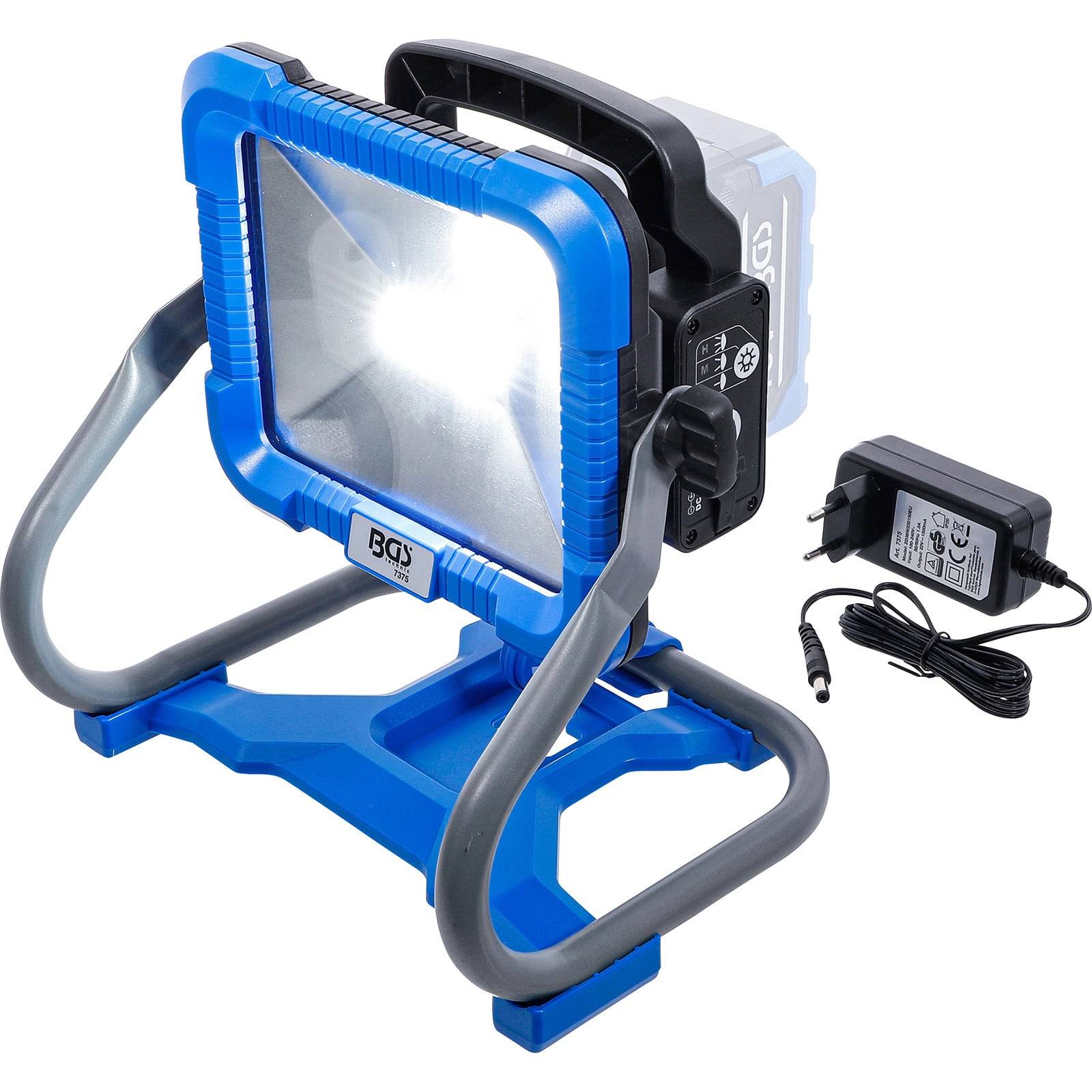 Tragbare LED-Arbeitsleuchte mit blauem Rahmen, breitem Griff und Ständer. Ein Netzadapter zum Aufladen ist beigefügt und neben der Leuchte platziert.