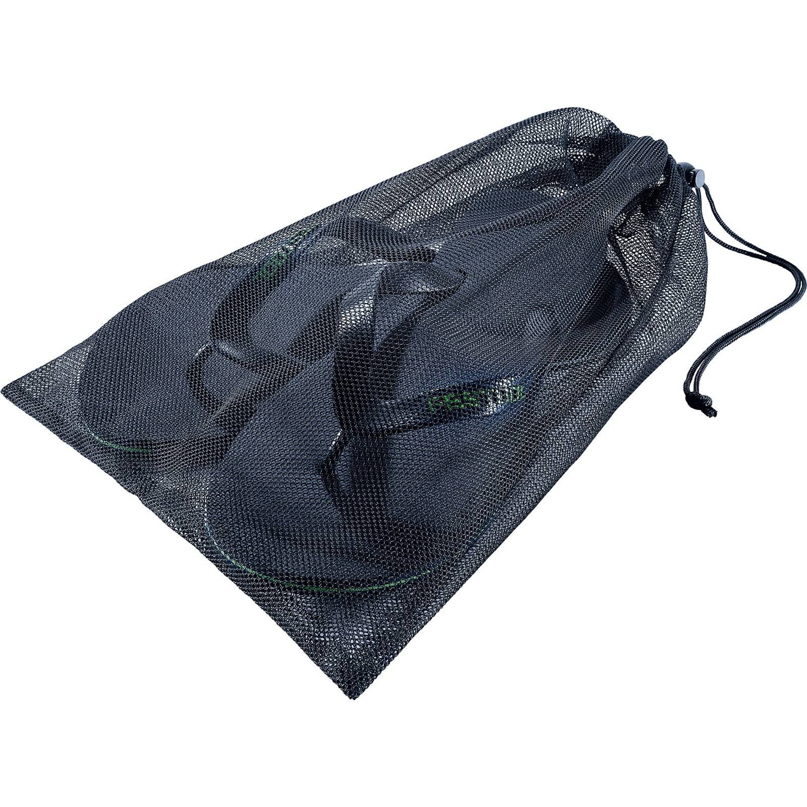 Ein Paar schwarzer Flip-Flops in einem schwarzen Netz-Kordelzugbeutel, dessen Kordelzug teilweise zugezogen ist, vor einem weißen Hintergrund.