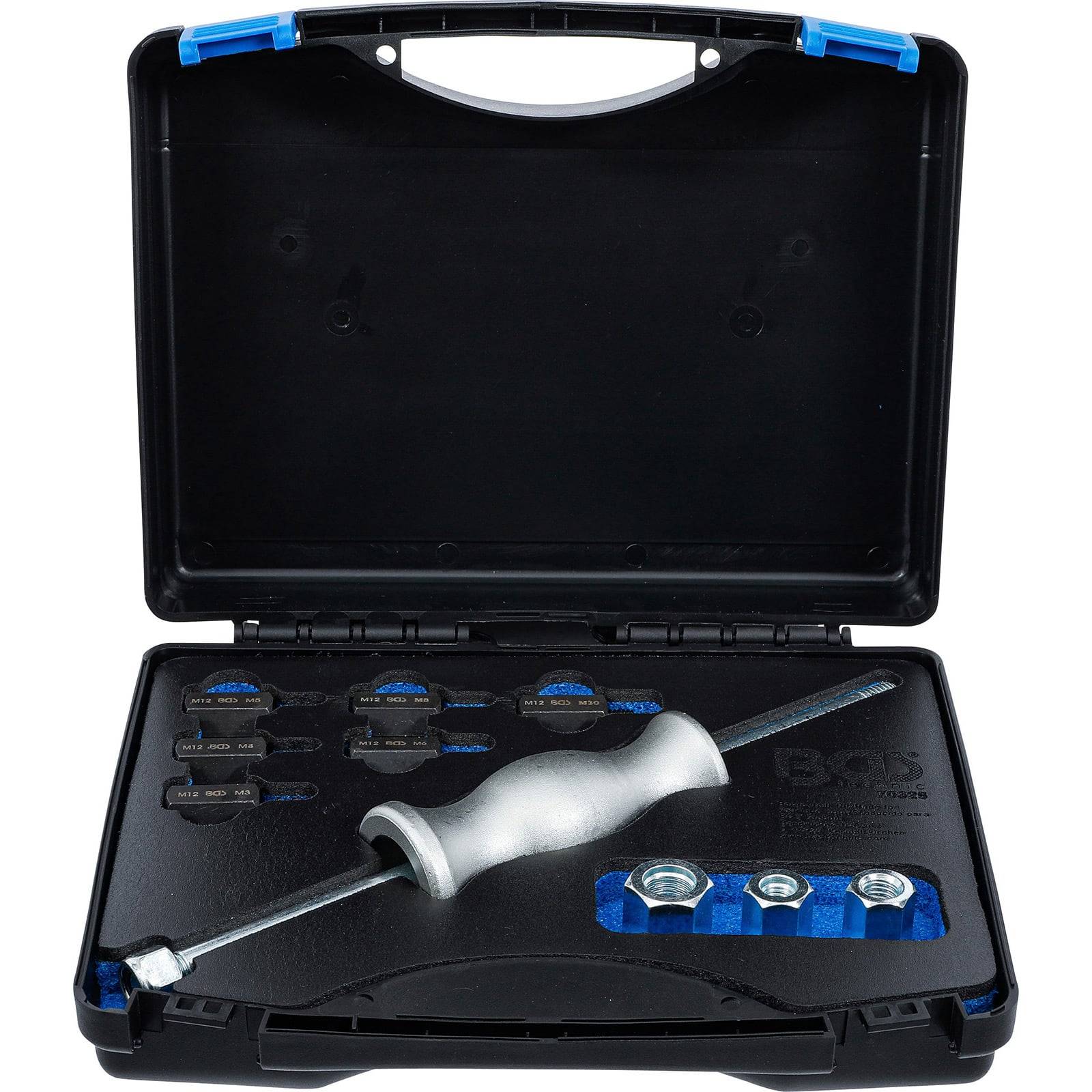 Schwarzen Werkzeugkoffer öffnen, der einen Drehmomentschlüssel und verschiedene Zubehörteile wie Steckschlüssel und Adapter für mechanische Arbeiten enthält.