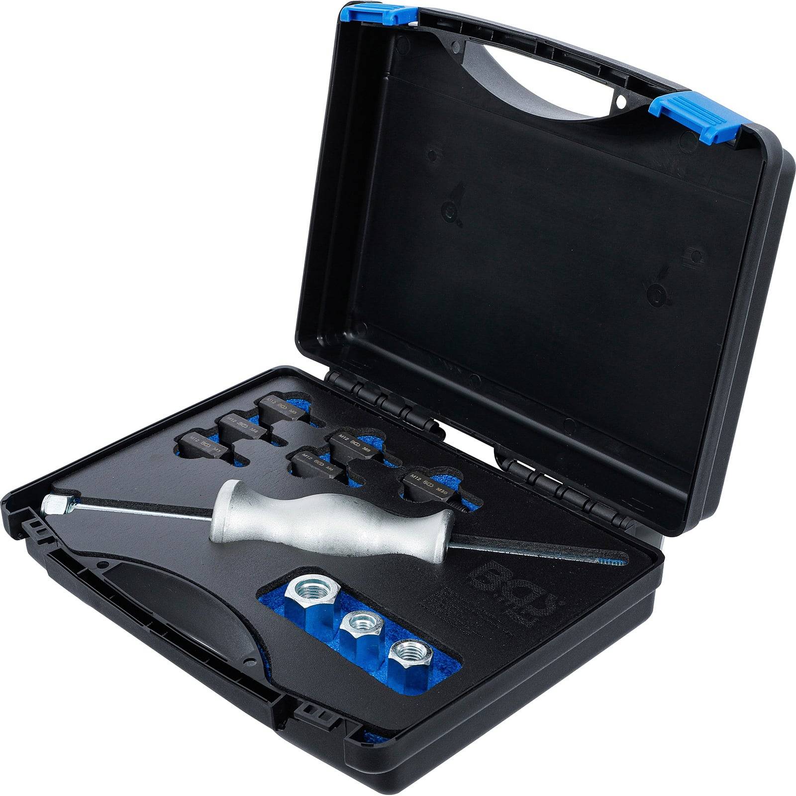 Eine Werkzeugsammlung mit einem Schraubendreher mit Metallgriff und verschiedenen Socketaufsätzen in einem schwarzen Plastikkoffer mit blauen Akzenten, Deckel geöffnet.