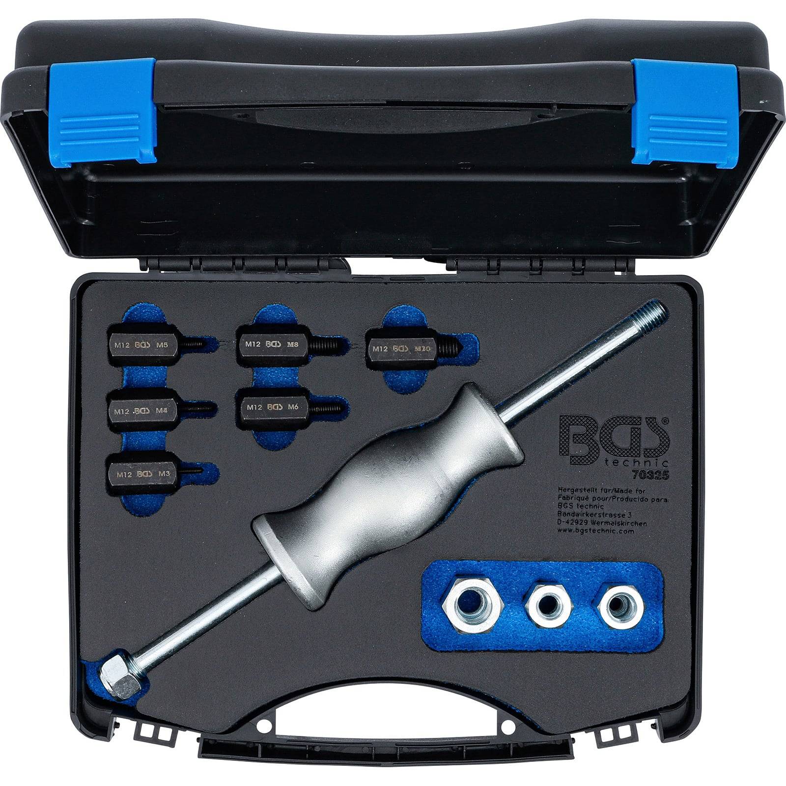 Eine Werkzeugsammlung in einem schwarzen und blauen Koffer enthält einen silbernen Gleithammer, drei Metalleinlagen und vier Adapterfassungen, die für Autoreparaturen entwickelt wurden.