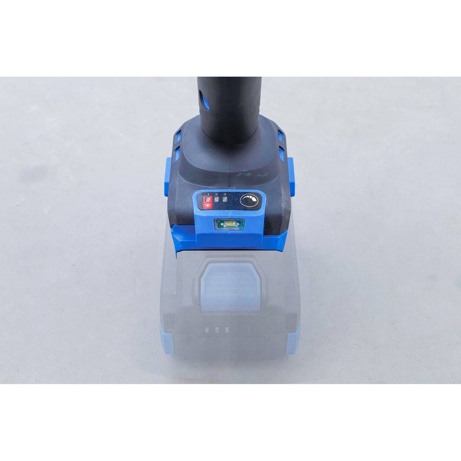 Ein tragbares blaues Elektrowerkzeug auf einer grauen Oberfläche, mit einer digitalen Anzeige, Steuerungstasten und einem sichtbaren Akkufach.