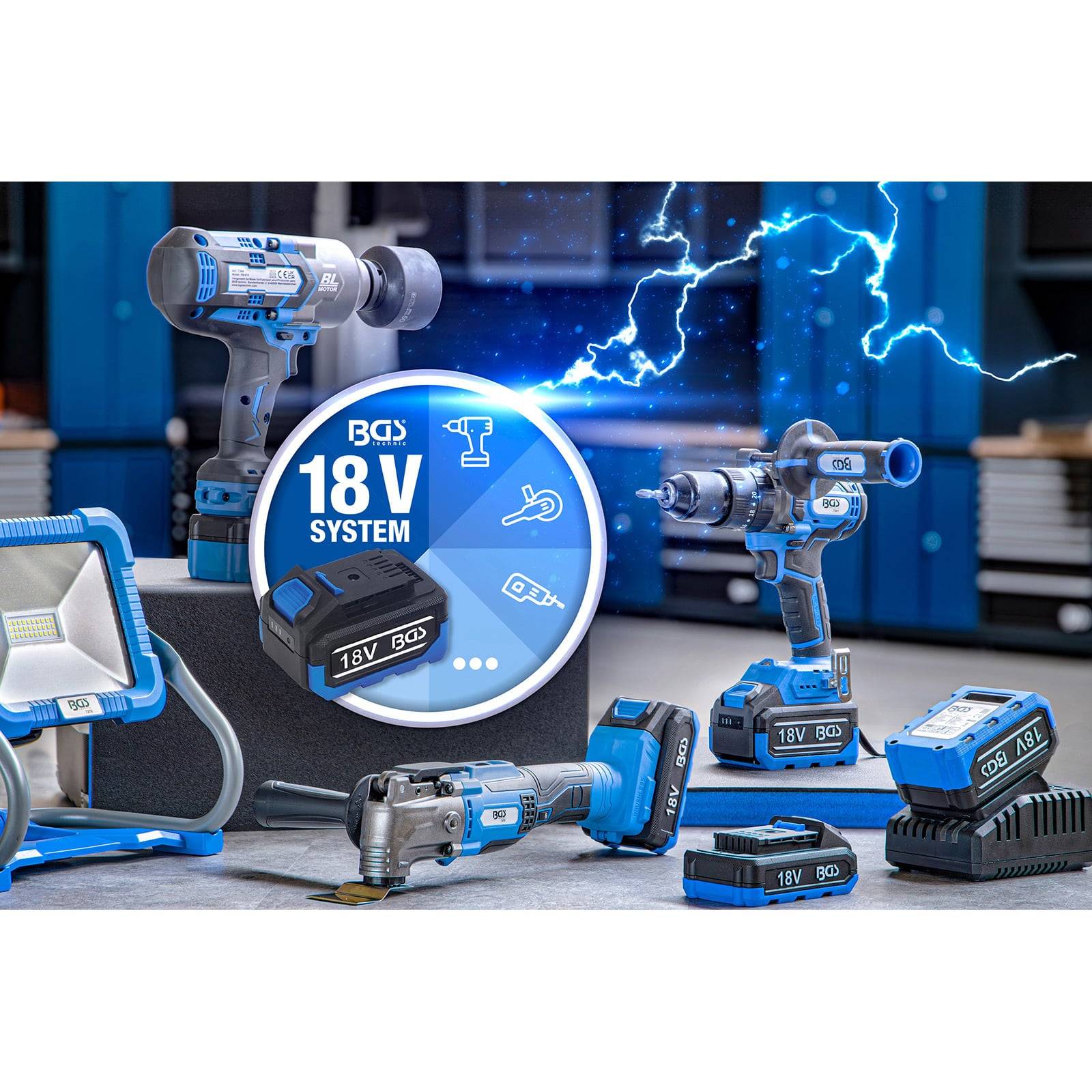Eine Ansammlung von blauen und schwarzen kabellosen Elektrowerkzeugen einschließlich Bohrmaschinen und Akkus auf einer Werkbank, die ein ‚18V System' hervorhebt.