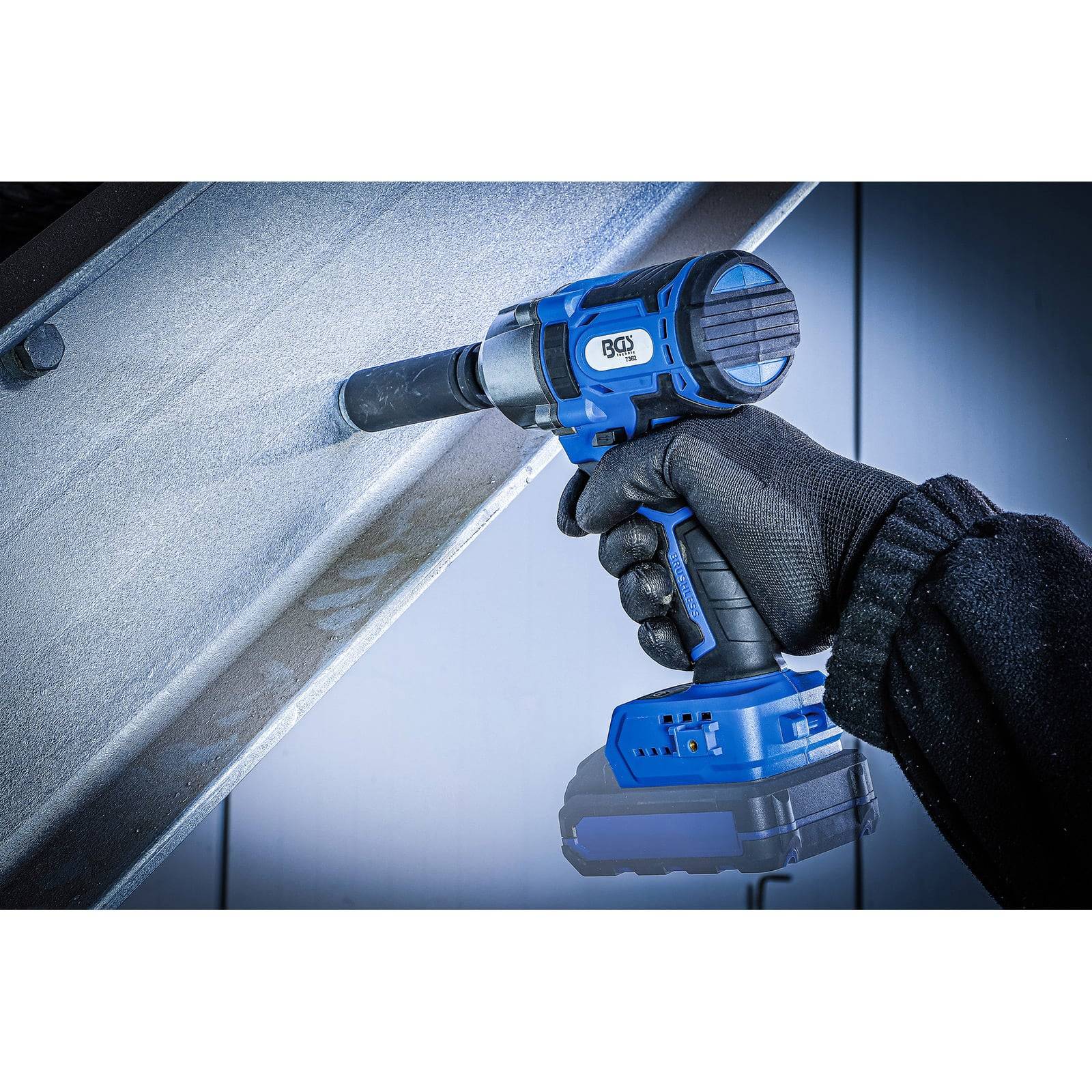 Eine Person trägt Handschuhe und verwendet eine blaue kabellose Bohrmaschine mit einem schwarzen Bohrer auf einer metallischen Oberfläche, was die Werkzeugverwendung und Sicherheit unterstreicht.