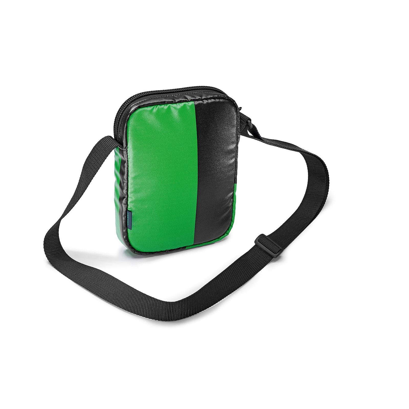 Eine grüne und schwarze Umhängetasche mit einem verstellbaren schwarzen Riemen, ausgestattet mit einem Reißverschluss und kompaktem Design.