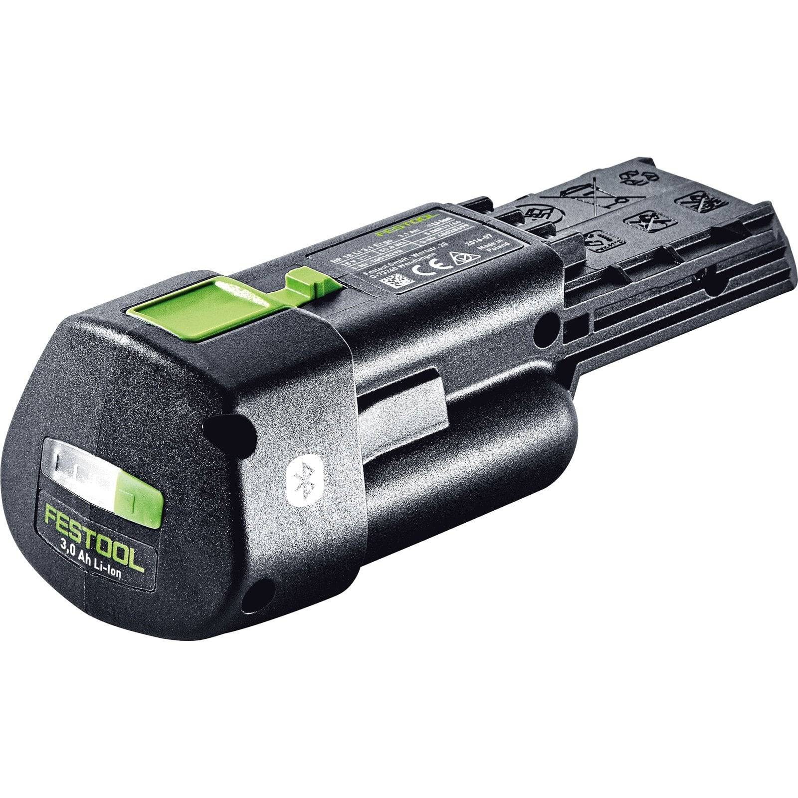 Eine schwarze Festool 3,0 Ah Li-Ion-Batterie mit einem grünen Entriegelungsknopf an der Seite, die ihr kompaktes und robustes Design präsentiert.