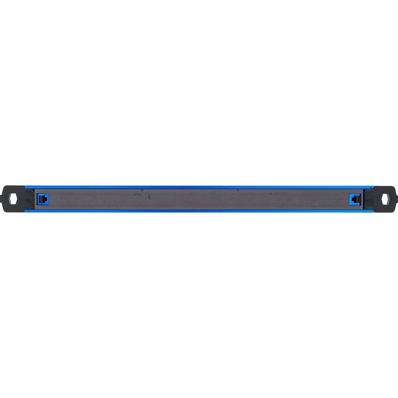 Ein leeres 1U-Serverrack-Panel mit Befestigungslöchern an jedem Ende. Das Panel ist schwarz mit einem blauen Rand und für das Abdecken leerer Räume in Serverracks konzipiert.